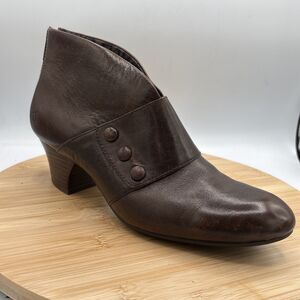 Born Jessen Brown Leather Ankle Boot Back Zip Button Detail Size 10-10.5